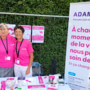 Bénévoles de l'ADAMAD présents sur un forum pour promouvoir le bénévolat en Vendée.
