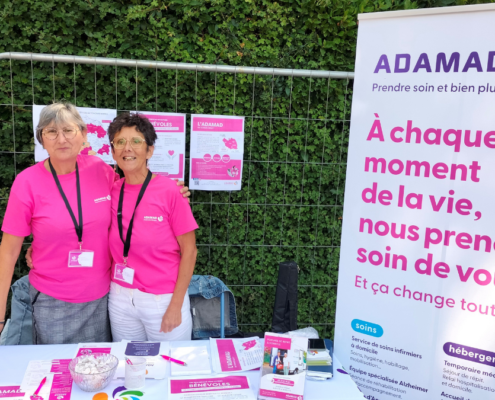 Bénévoles de l'ADAMAD présents sur un forum pour promouvoir le bénévolat en Vendée.